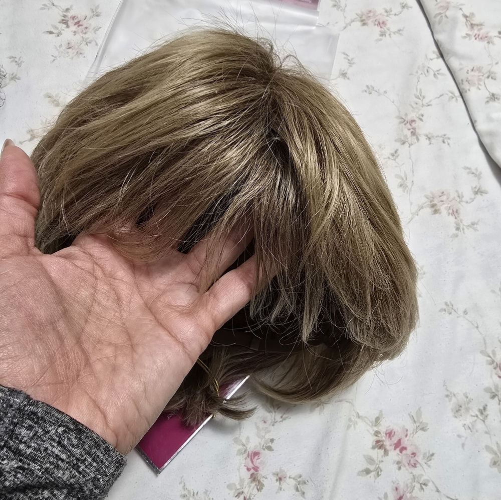 Vegas Wig Collection Short Synthetic Hair Wig - Picture 6 of 9